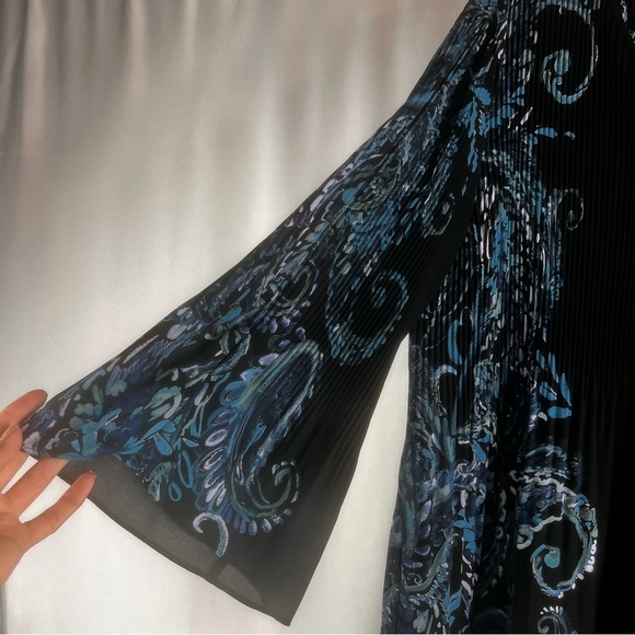 Quintessential Woman Modest blouse Size: 1X 
Women's Black and Blue Paisley Top - Picture 6 of 15